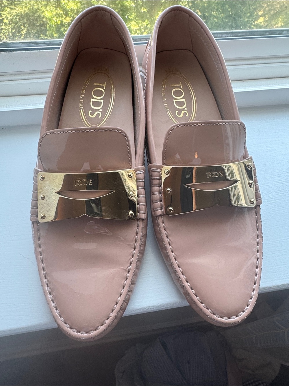 Tod's Gominno Pink Patent Leather driving Shoe Loafers with Gold Plaque. SZ 36.5